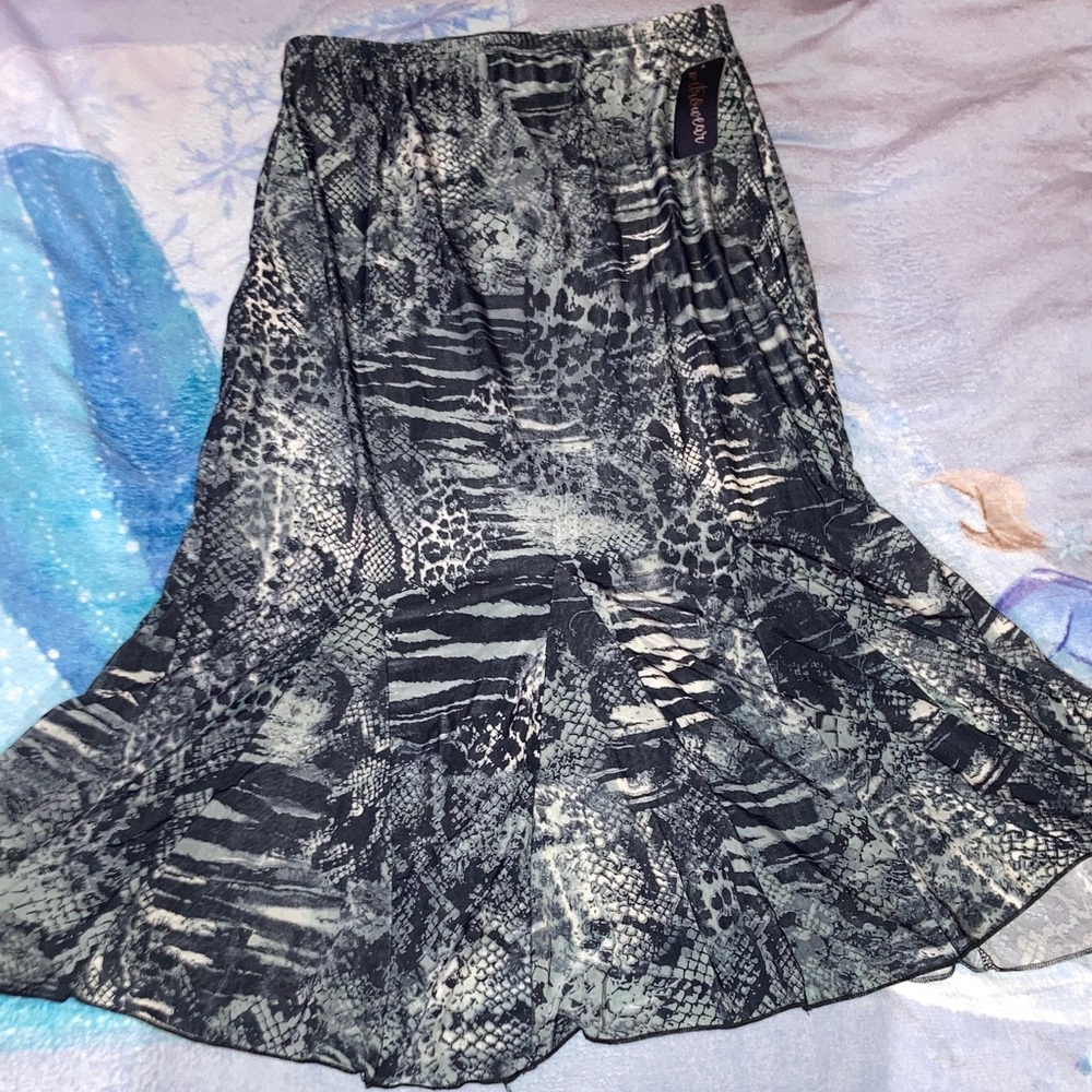 Metro Wear Black and Gray A-Line Skirt